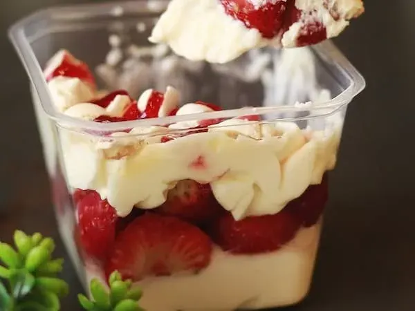 Merengue de morango no pote