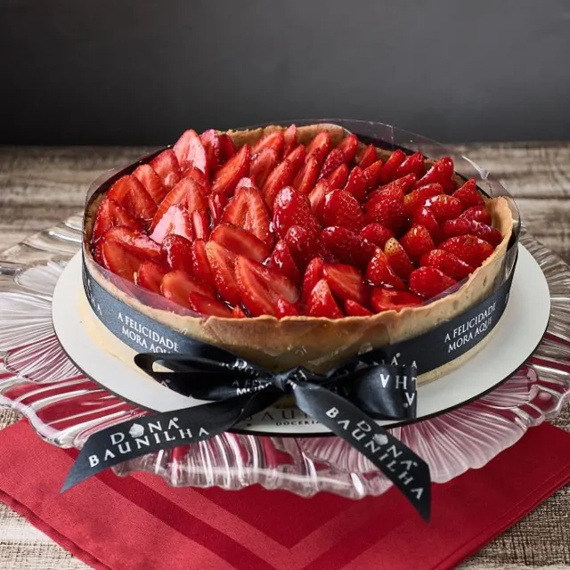 Torta de morango inteira com laço da Dona Baunilha