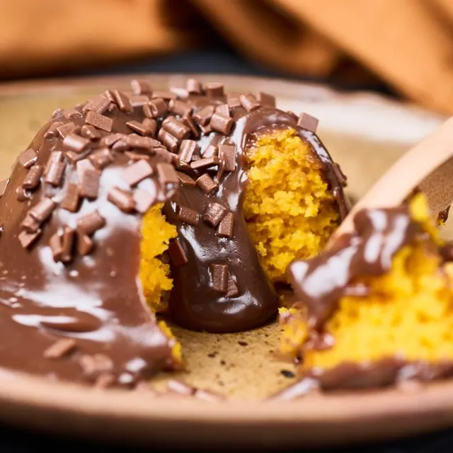 Mini bolo vulcão de cenoura com brigadeiro